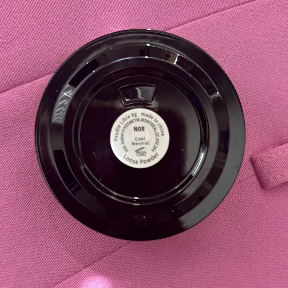 V Kosmetik Loose Powder in Cool/Neutral - NWT